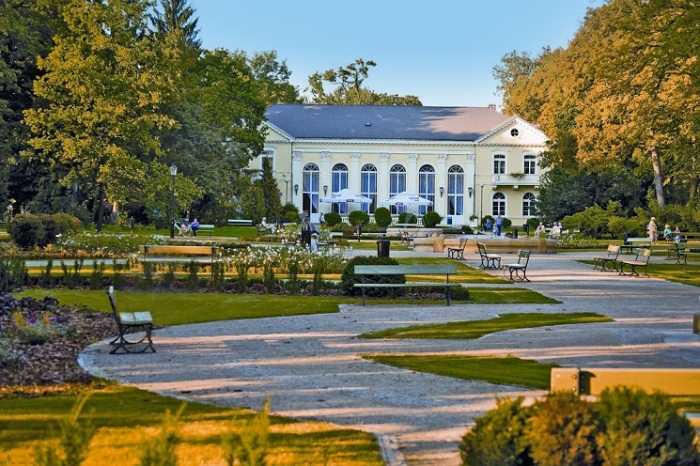 Kurhaus Edward - Im Zentrum des Kurorts direkt am Kurpark gelegen