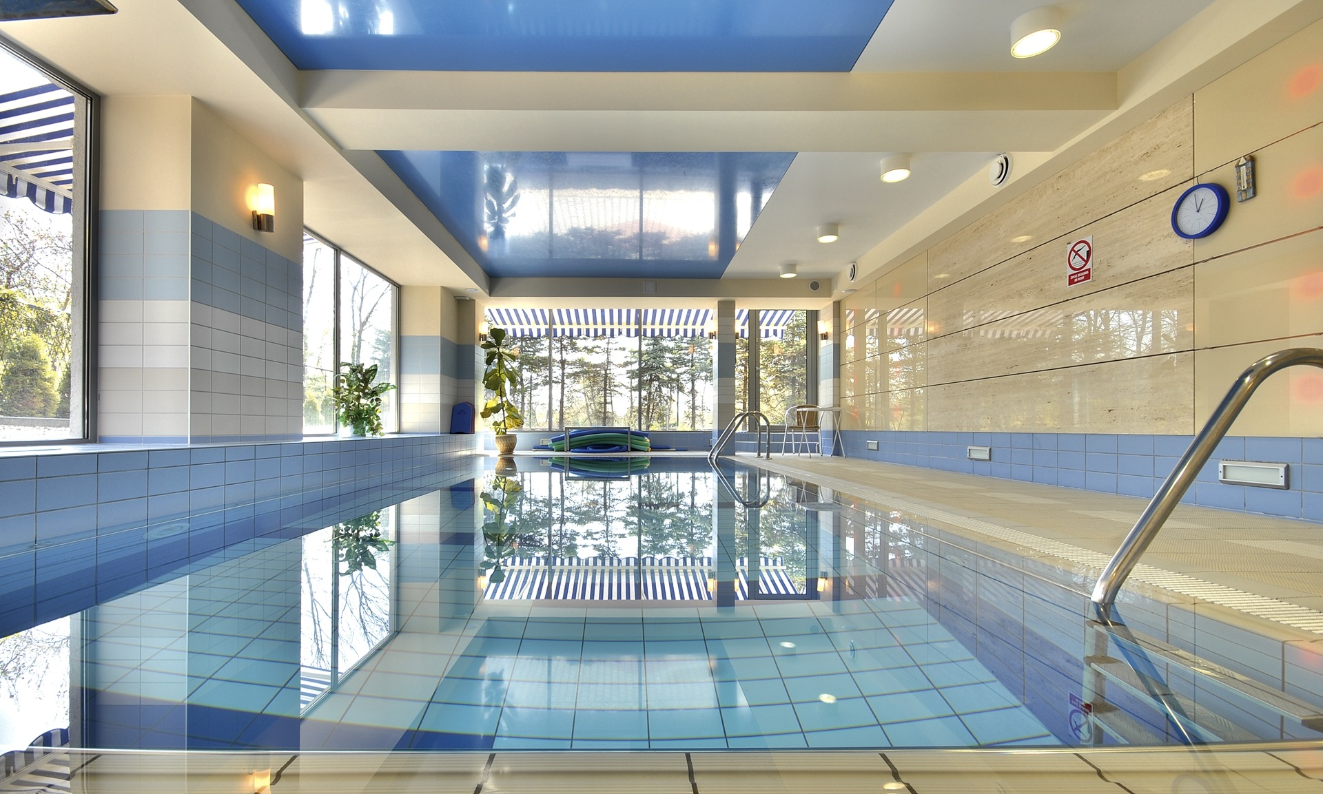 Perelka - Das Kurhaus liegt in einem Park in Kolberg