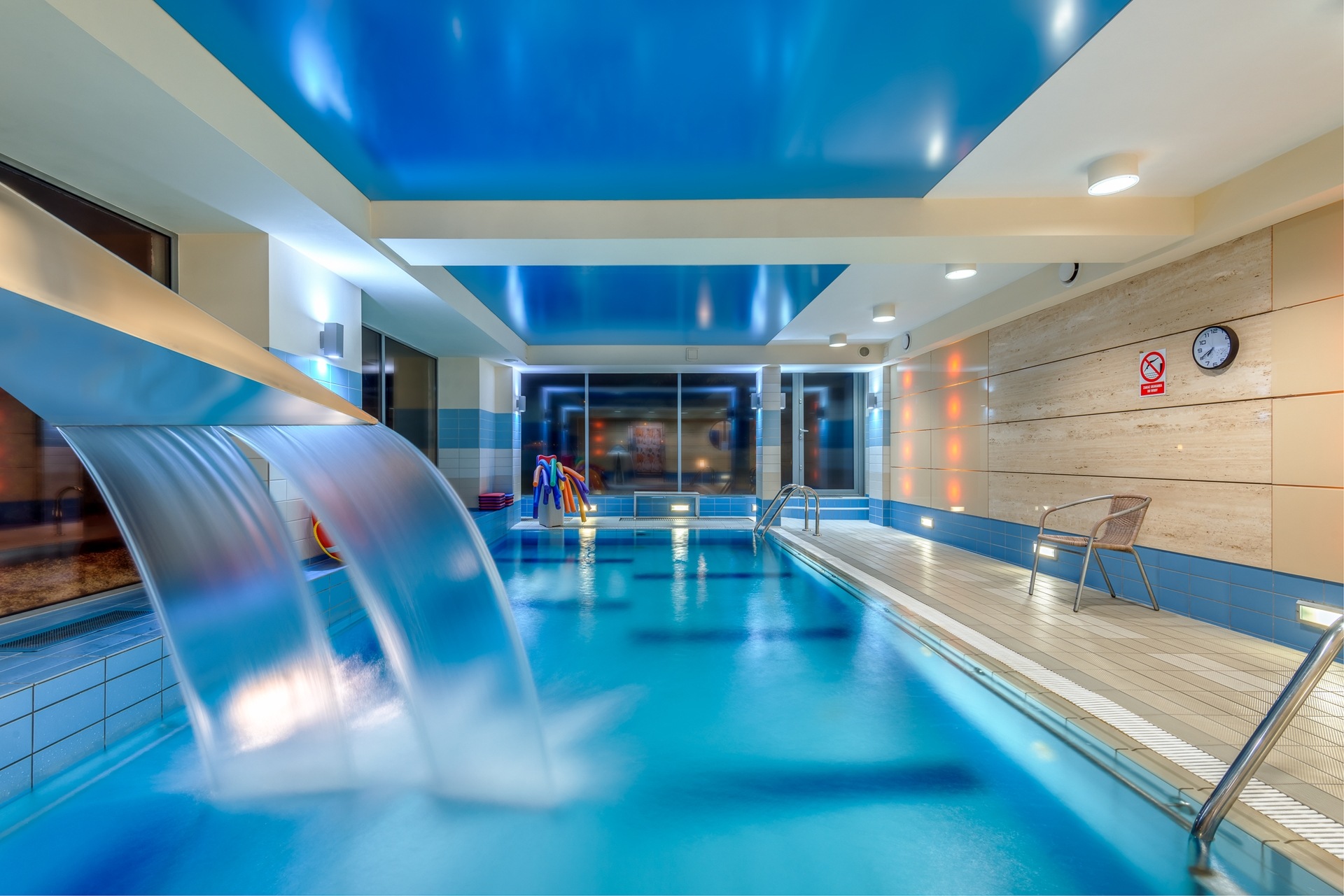 Perelka - Das Kurhaus liegt in einem Park in Kolberg