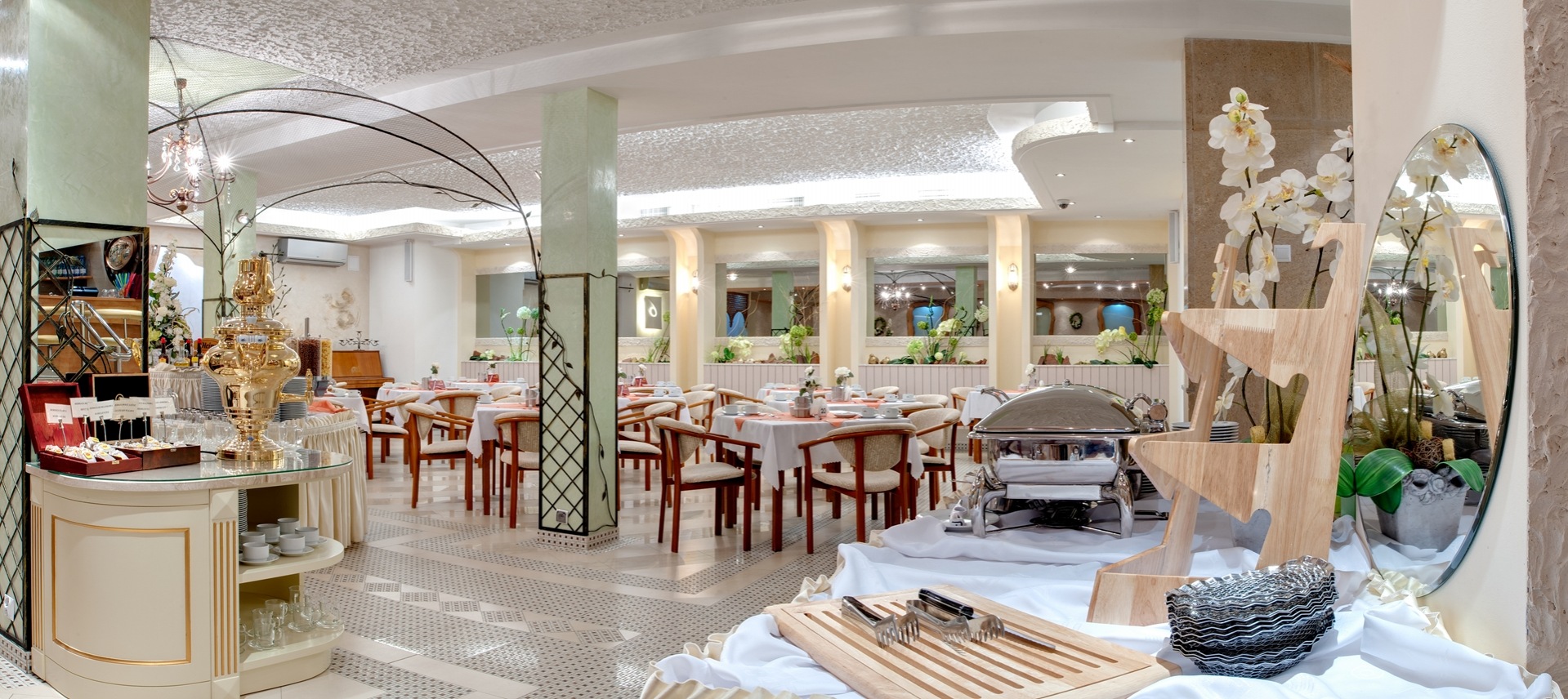 Perelka - Das Kurhaus liegt in einem Park in Kolberg